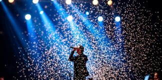 探索娱乐圈的闪耀时刻:从影视到音乐的精彩瞬间 Exploring the dazzling moments in the entertainment industry: from film to music's brilliant moments